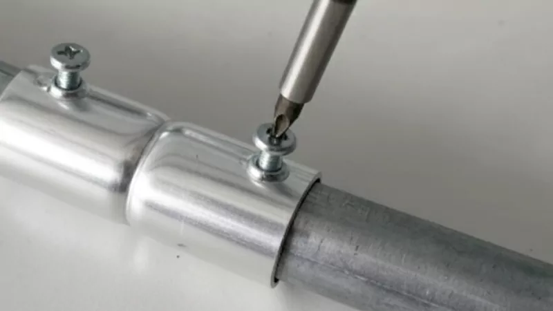 Aluminum and steel are fastened with screws Aluminum and steel are fastened with screws